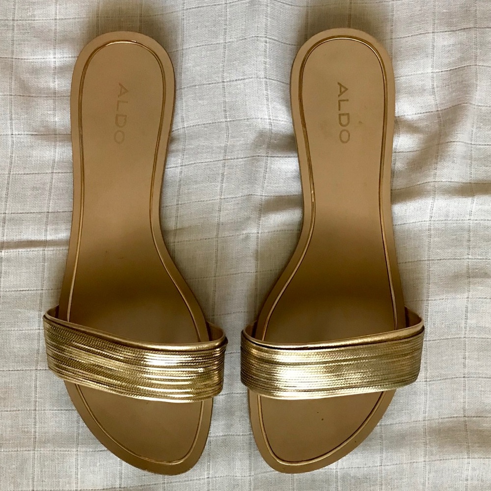 Aldo • Size: 8.5 • Gold Strap Sandal